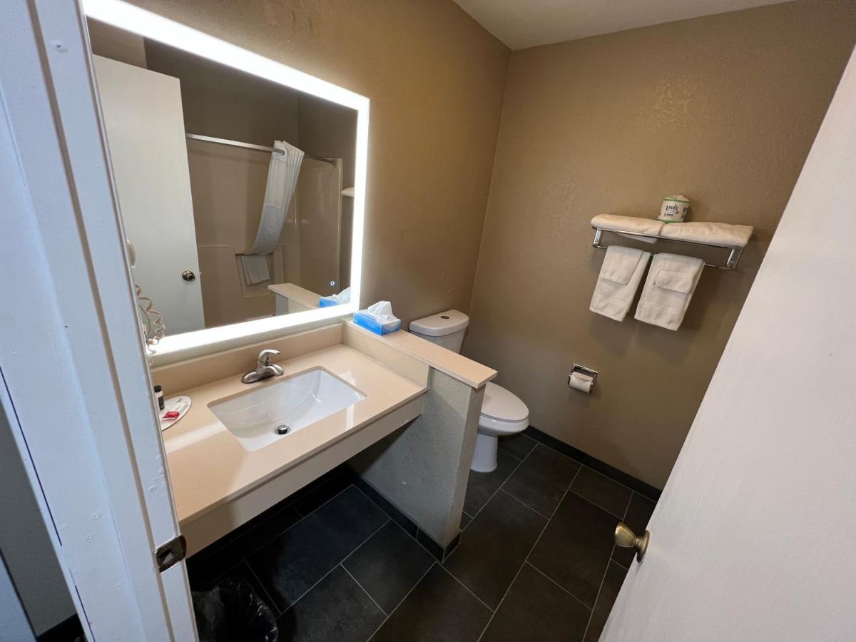Super 8 By Wyndham Escanaba Eksteriør billede
